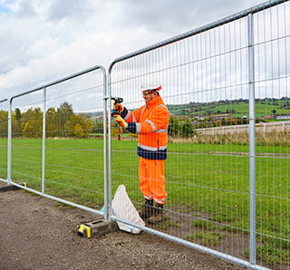 Site Engineer Fitting heras Barrier Protection